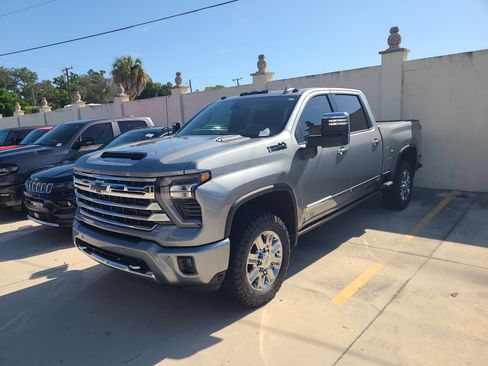 Used 2026 Chevrolet Silverado 2500 High Country w/ High Country Premium Package AWD/4WD image 3