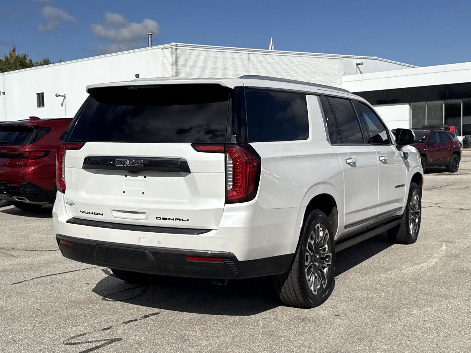 Used 2024 GMC Yukon XL Denali Ultimate AWD/4WD image 8