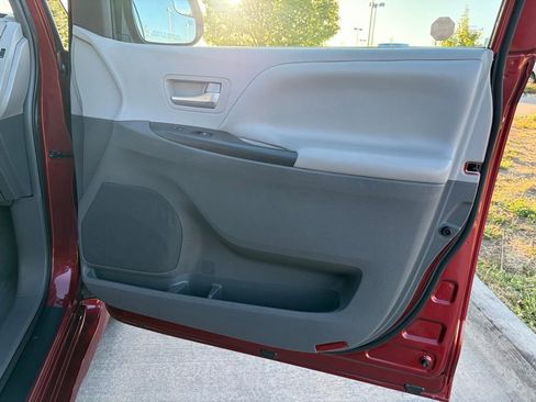 Used 2019 Toyota Sienna LE w/ Carpet Mat Package FWD image 23