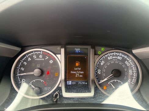 Used 2022 Toyota Tacoma SR5 RWD image 11