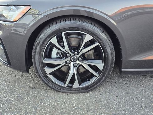 Used 2025 Volvo S60 B5 Core image 9