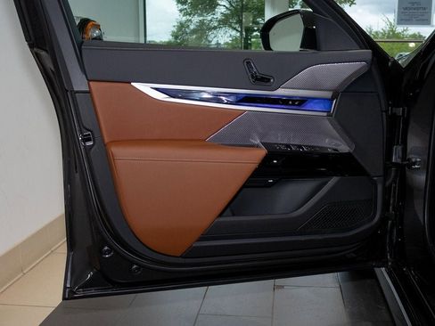 Used 2025 BMW i7 eDrive50 w/ Premium Package image 12