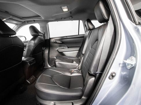 Used 2024 Toyota Highlander XLE FWD image 10