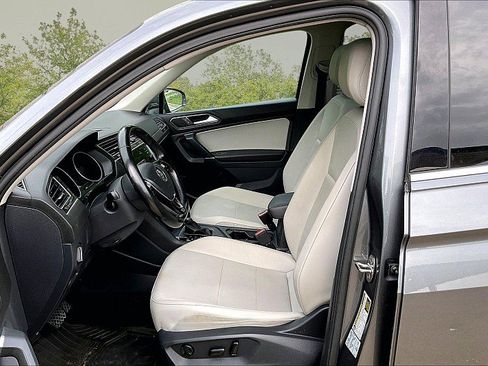 Used 2018 Volkswagen Tiguan SE w/ Panoramic Sunroof Package FWD image 20