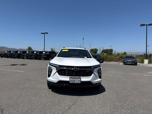 Used 2025 Chevrolet Trax RS w/ Sunroof Package FWD image 2