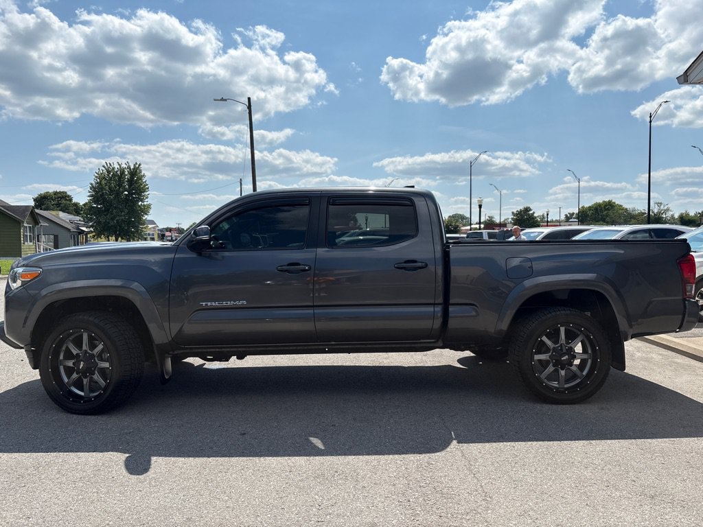 Used 2017 Toyota Tacoma TRD Sport w/ Premium & Technology Package AWD/4WD image 3