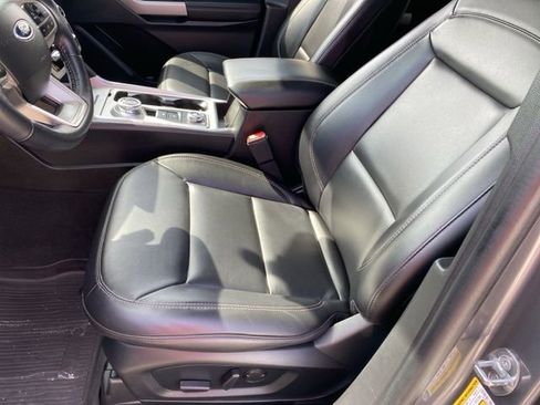 Used 2022 Ford Explorer XLT w/ Equipment Group 202A image 18
