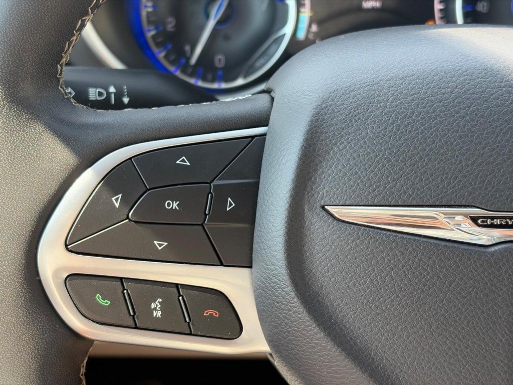 Used 2024 Chrysler Pacifica Touring-L FWD image 27