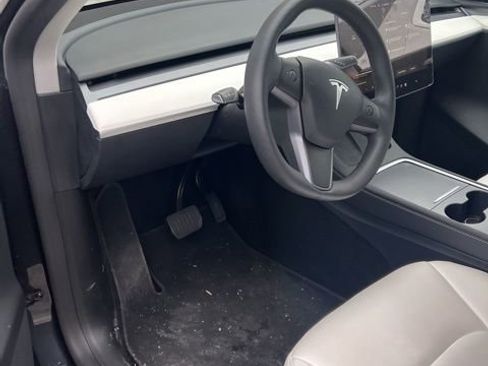 Used 2025 Tesla Model Y Long Range image 14