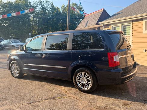 Used 2015 Chrysler Town & Country Touring w/ Driver Convenience Group FWD image 4