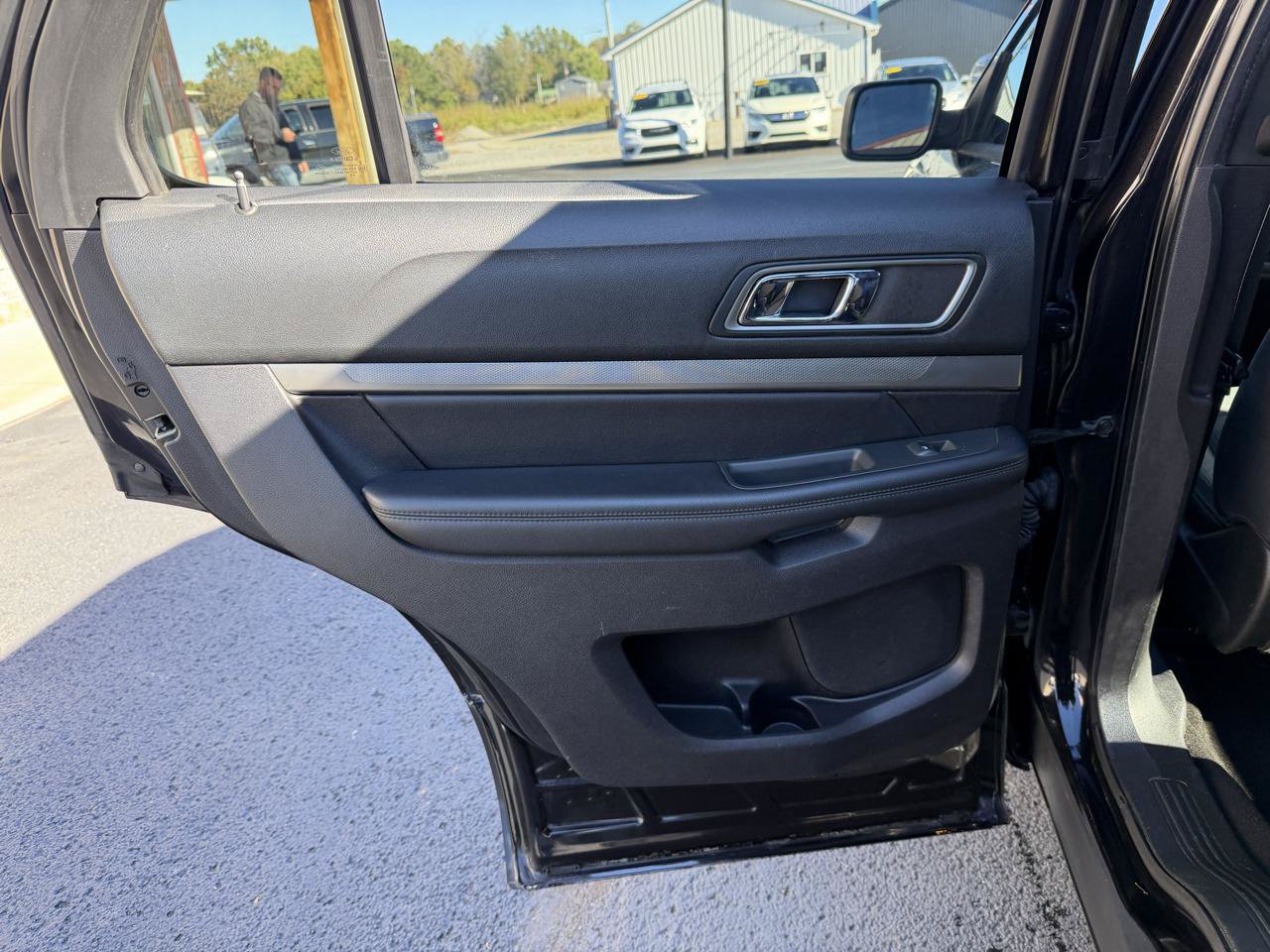 Used 2019 Ford Explorer XLT w/ Equipment Group 201A AWD/4WD image 17