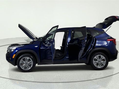 Used 2025 Kia Seltos LX AWD/4WD image 11