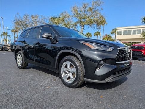 Used 2023 Toyota Highlander LE image 2