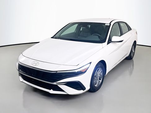 Used 2024 Hyundai Elantra SE FWD image 4