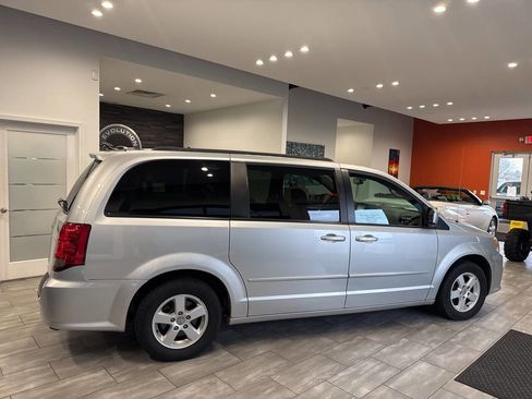Used 2012 Dodge Grand Caravan SXT w/ UConnect Hands-Free Group image 11