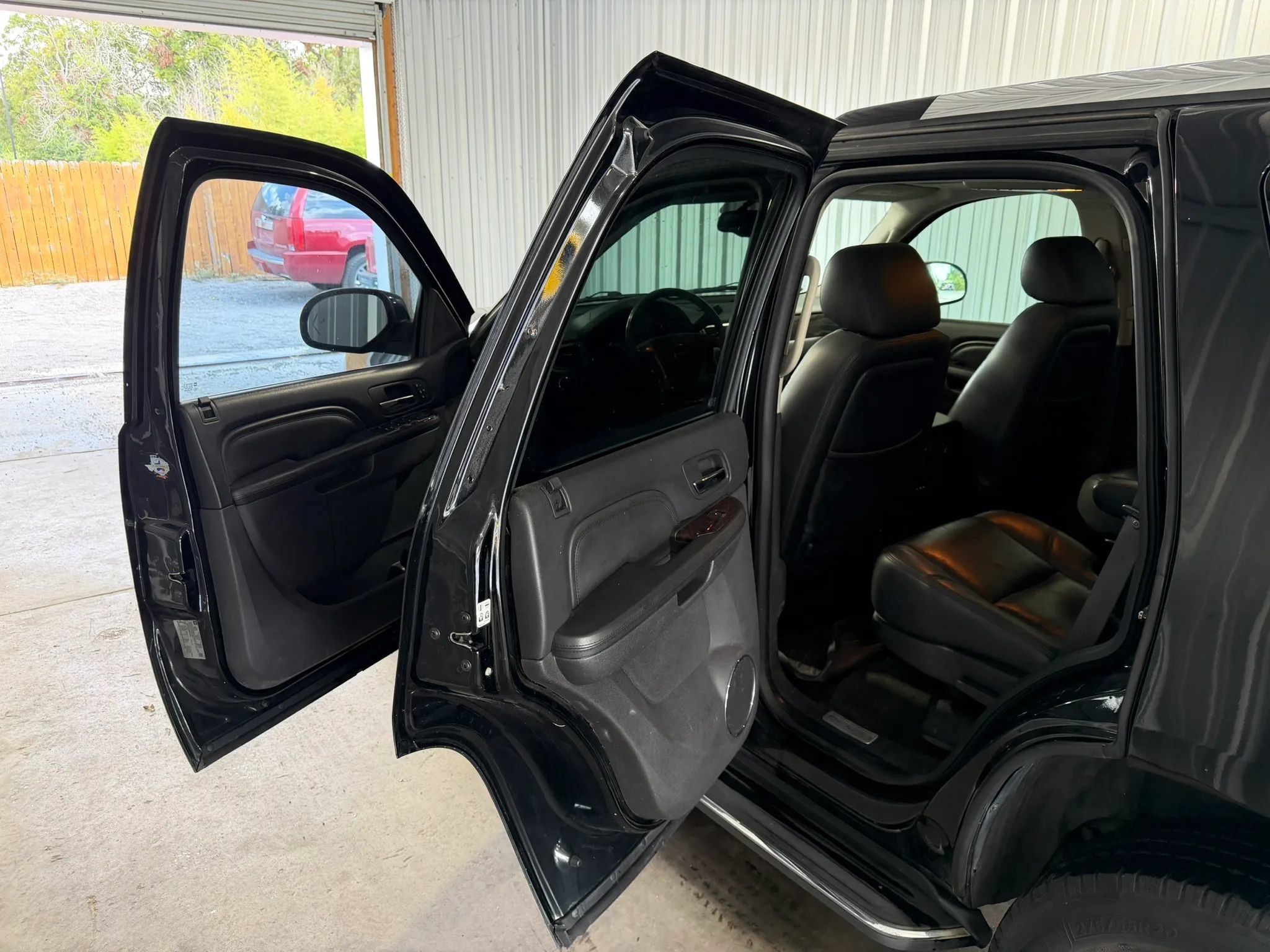 Used 2011 GMC Yukon Denali RWD image 7