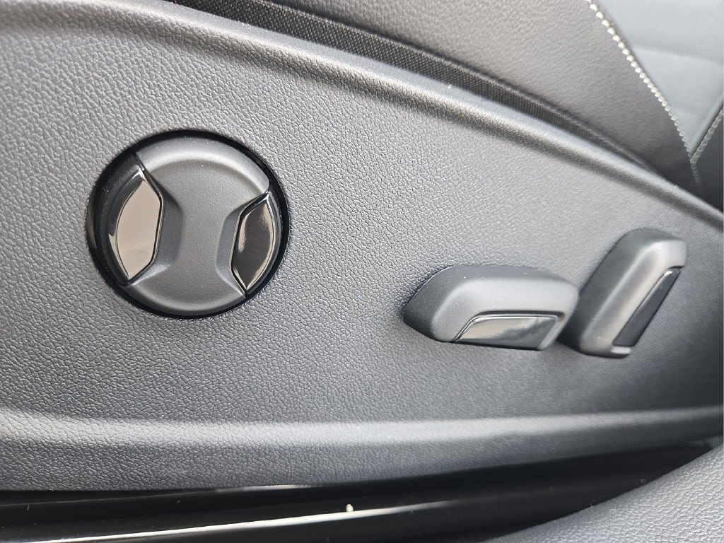 Used 2026 Volkswagen Jetta SE FWD image 17