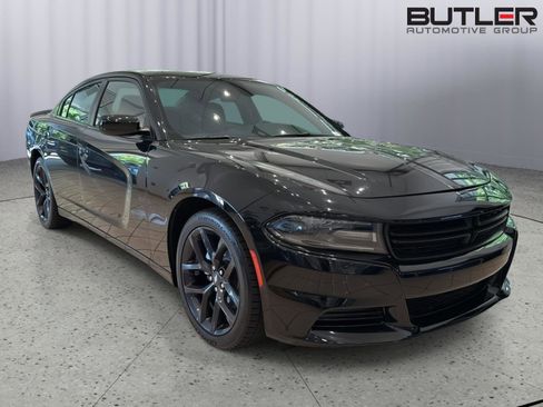 Used 2021 Dodge Charger SXT w/ Blacktop Package RWD image 3