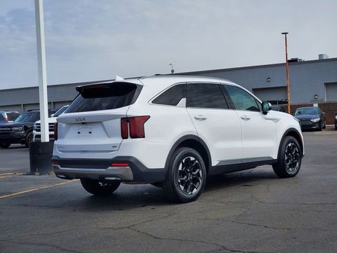 Used 2024 Kia Sorento S image 3