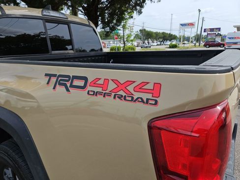 Used 2016 Toyota Tacoma TRD Off-Road w/ Premium & Technology Package AWD/4WD image 30
