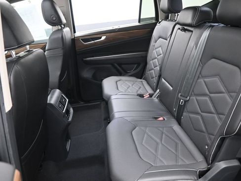 Used 2024 Volkswagen Atlas SE w/ Panoramic Sunroof Package FWD image 29