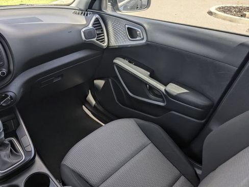Certified 2025 Kia Soul LX w/ LX Technology Package FWD image 18