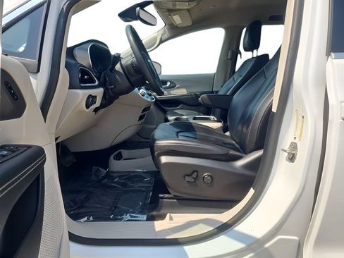 Used 2023 Chrysler Pacifica Touring-L FWD image 10