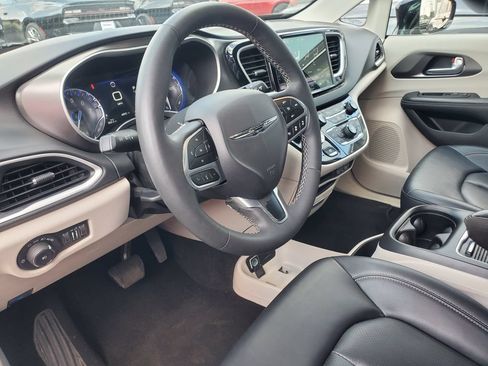 Used 2024 Chrysler Pacifica Touring-L FWD image 11