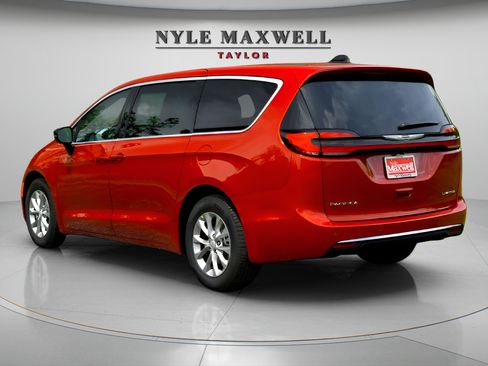 New 2026 Chrysler Pacifica Limited FWD image 7