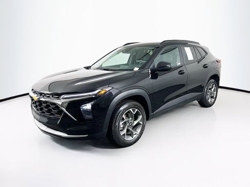 Used 2025 Chevrolet Trax LT FWD image 3