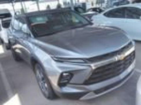 Used 2025 Chevrolet Blazer LT FWD image 3