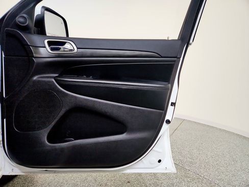 Used 2019 Jeep Grand Cherokee Altitude image 18