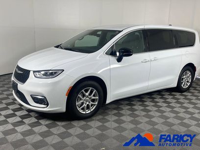 Used 2025 Chrysler Pacifica Select
