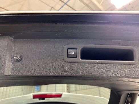 Used 2022 Toyota Highlander XLE AWD/4WD image 32