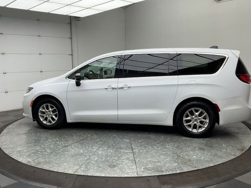 Used 2024 Chrysler Pacifica Touring-L image 36