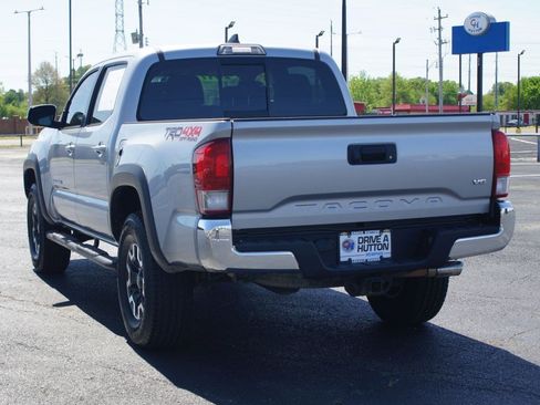 Used 2017 Toyota Tacoma TRD Off-Road AWD/4WD image 14