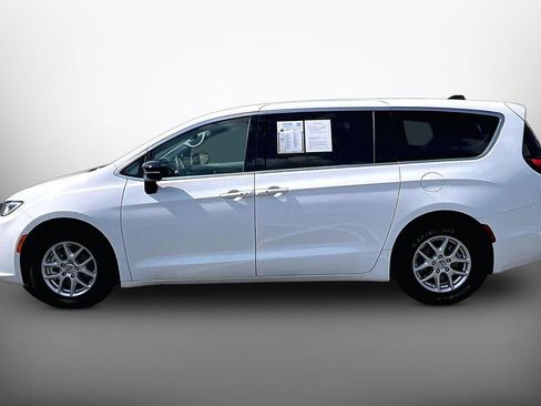 Used 2024 Chrysler Pacifica Touring-L FWD image 5