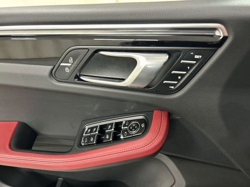 Certified 2025 Porsche Macan AWD/4WD image 12