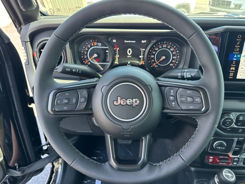 New 2025 Jeep Gladiator Rubicon w/ Convenience Group image 15