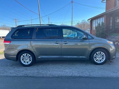 Used 2012 Toyota Sienna XLE w/ Premium Pkg image 9