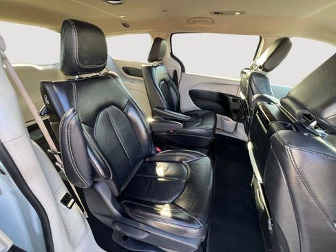 Used 2022 Chrysler Pacifica Touring-L w/ Uconnect Theater Family Group image 23