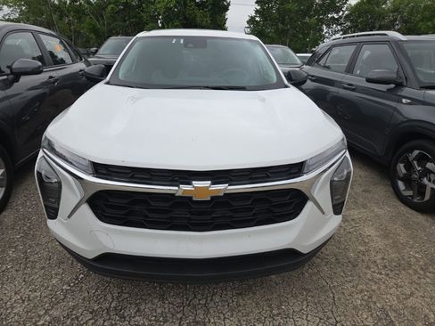 Used 2025 Chevrolet Trax LS FWD image 2
