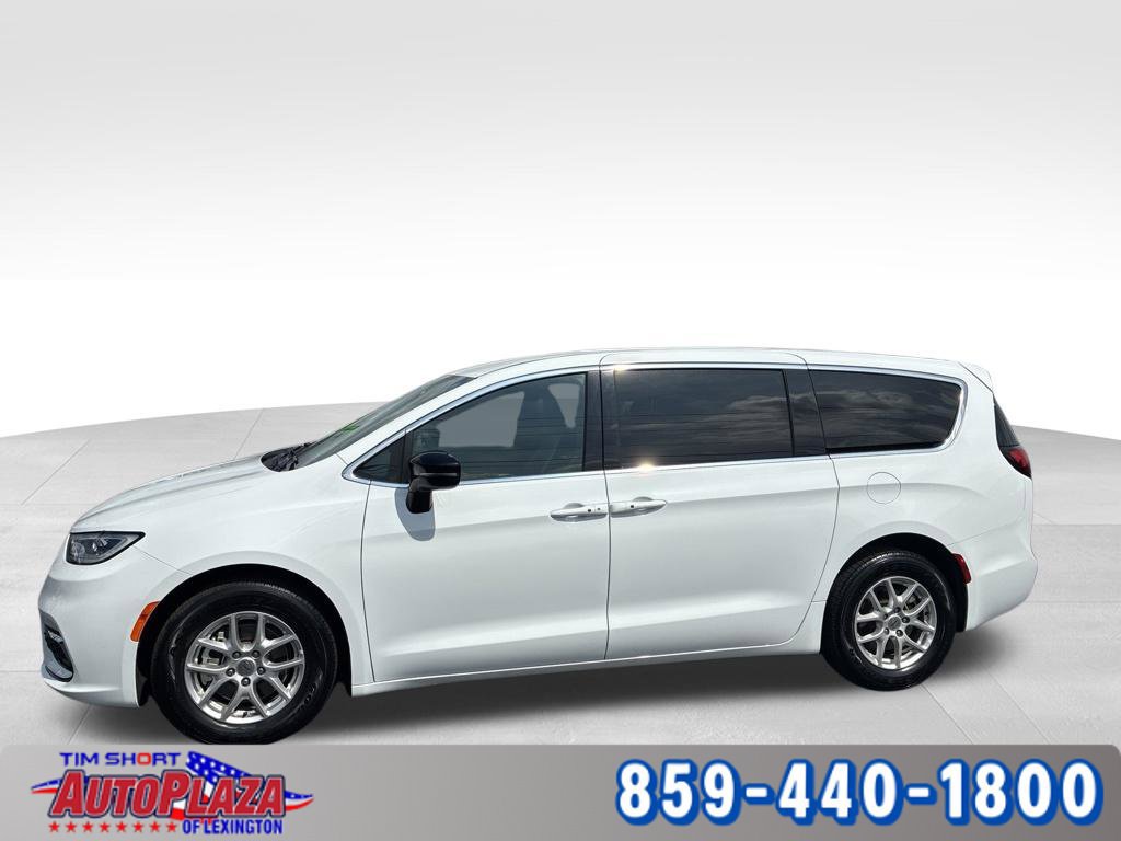 Used 2025 Chrysler Pacifica Select FWD image 2