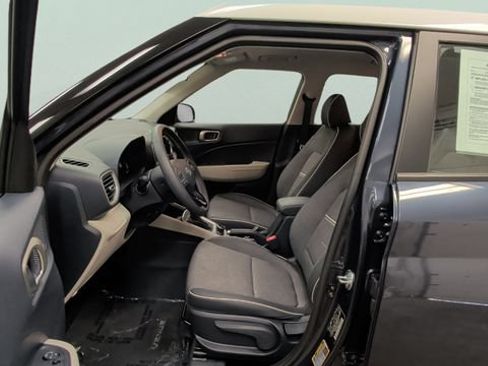 Used 2025 Hyundai Venue Limited FWD image 10