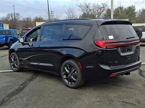 New 2026 Chrysler Pacifica Limited image 3