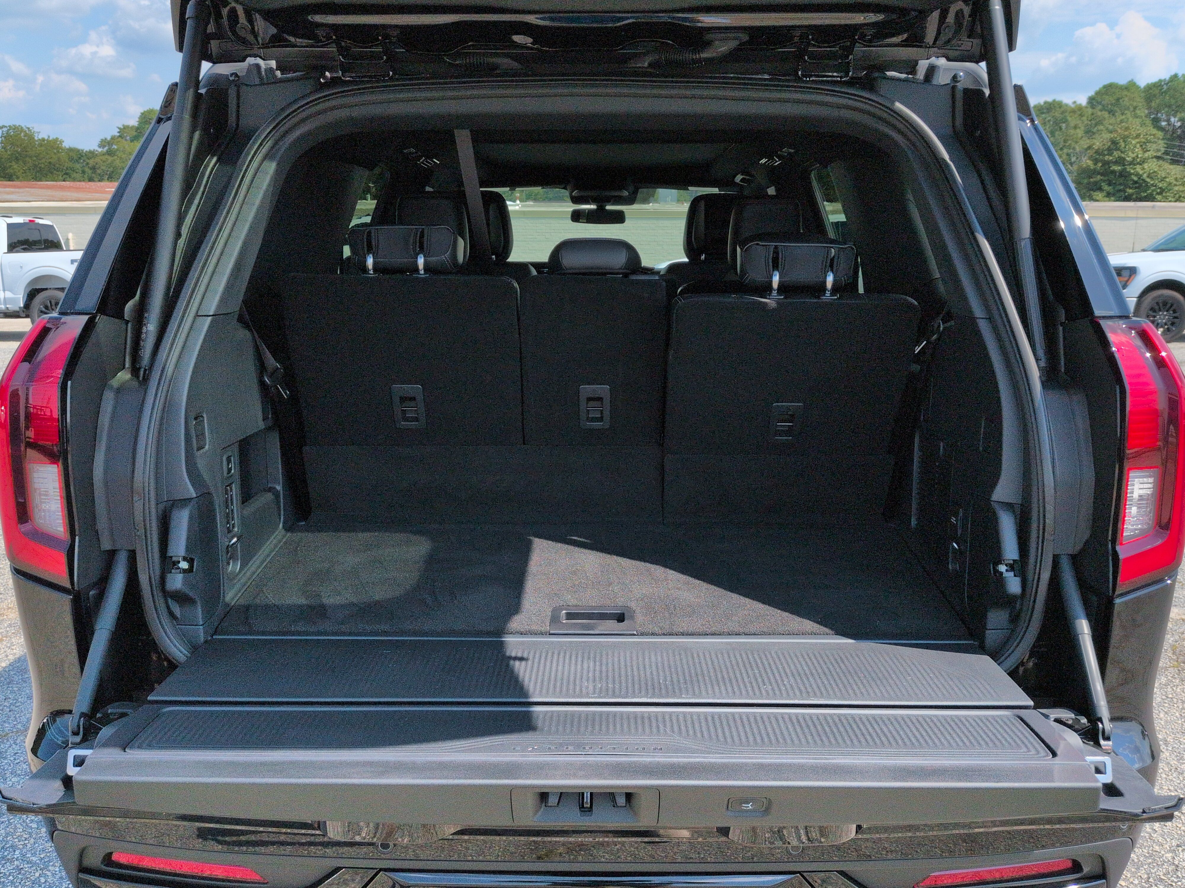 Certified 2026 Ford Expedition Platinum w/ Stealth Appearance Package AWD/4WD image 11