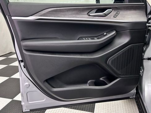 New 2025 Jeep Grand Cherokee Limited w/ Black Appearance Package image 13