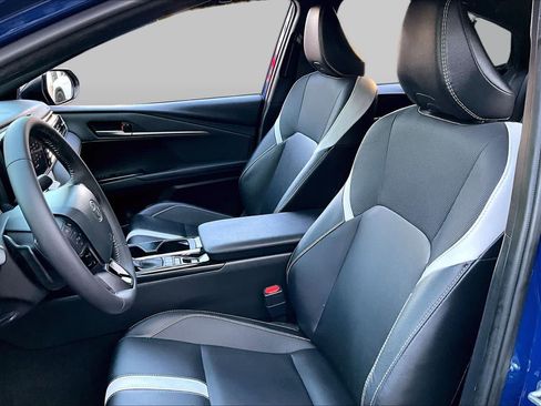 Used 2025 Toyota Camry SE w/ Convenience Package FWD image 8