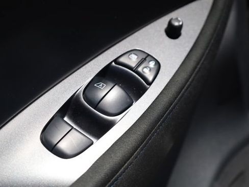 Certified 2025 Nissan Leaf S FWD image 18