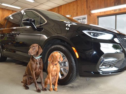 Used 2025 Chrysler Pacifica Select AWD/4WD image 2